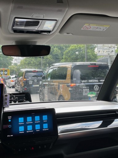 Die Sicht vom inneren des Autos auf die Strasse  und auf die Autokolonnen.