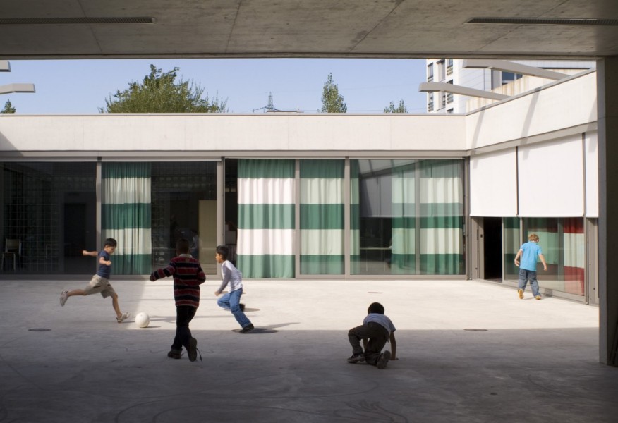 Kinder spielen im Innenhof des Schulhaus.