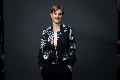 Anna Hofmann, eine Frau mit kurzen Haaren, lacht in die Kamera.