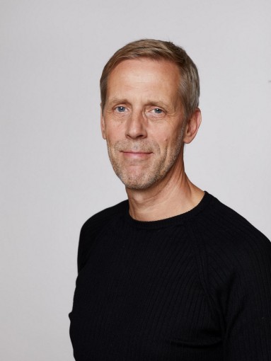 Günther Arber, ein Mann mittleren Alters, kurze blonde Haare, schwarzer Pullover