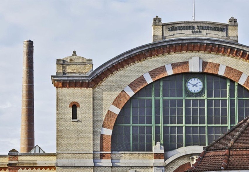 Der Schlachthof in der Stadt Zürich. Ein Ausschnitt aus seiner prächtigen, historischen Backsteinfassade.