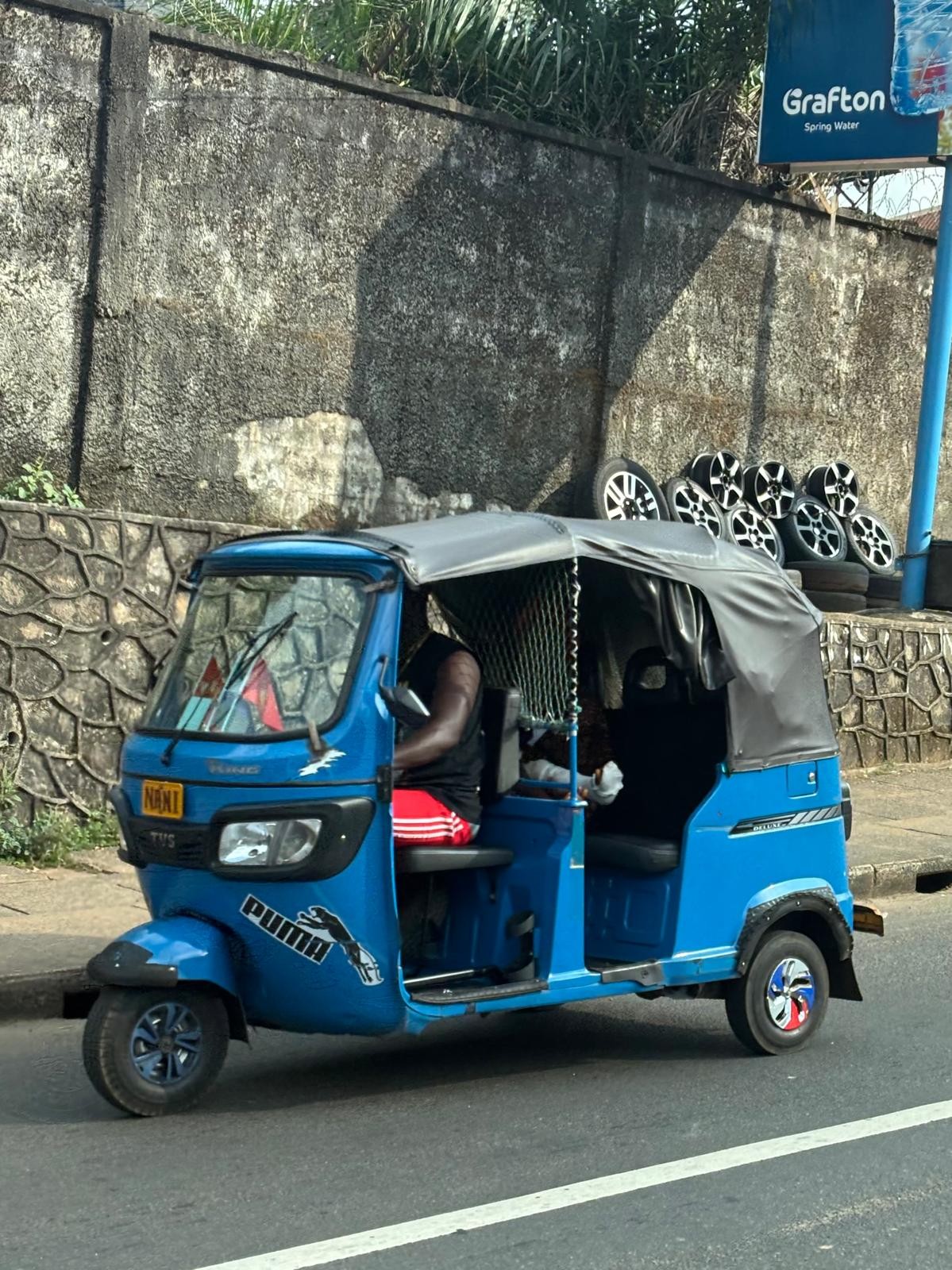 Das Keke sieht aus wie ein indisches Tuktuk - halb Motorrad, halb Auto.