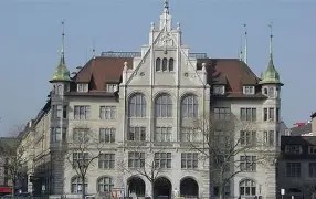 Das Stadthaus Zürich von der Limmat aus gesehen. 