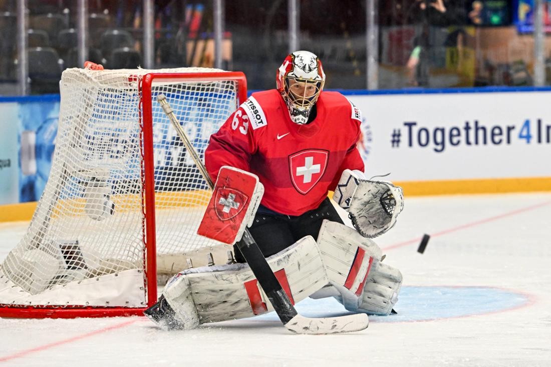 Leonardo Genoni, früherer Schüler der K&S,  steht in Vollmontur im Goal und fängt einen Puck.