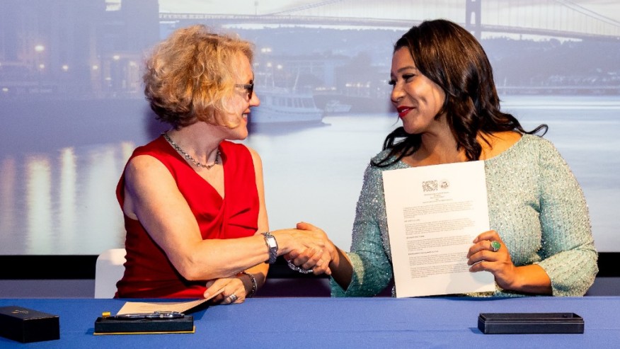 Corine Mauch und London Breed geben sich auf der Bühne die Hand.