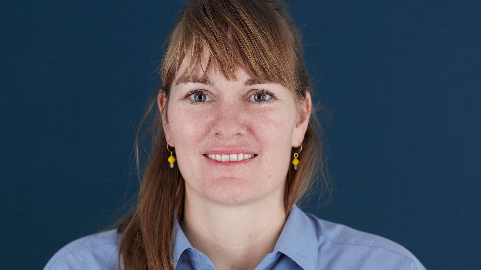 Nahaufnahme: Silvana Lindt, eine junge Frau mit langen Haaren, schaut direkt in die Kamera.