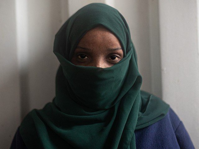 Die Somalierin mit einem Tuch über Kopf und Mund verhüllt, man sieht nur ihre Augen.