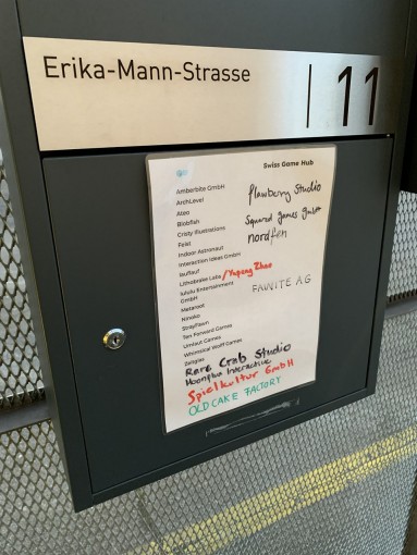 Der Briefkasten des Swiss Game Hubs: Die Namen der neuen Studio wurden mit Filzstift ergänzt,.