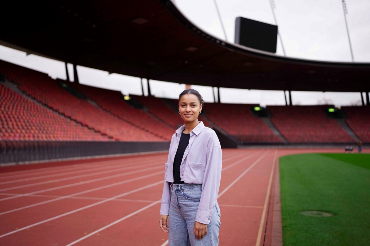 Saraj Akanjii steht im Rund des leeren Stadions Letzigrund. 