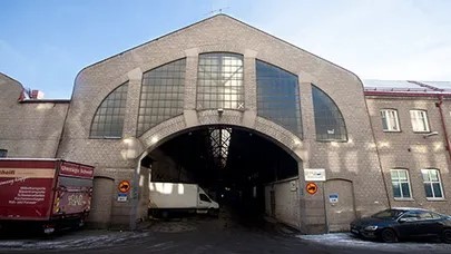 Eine hellbraune Backsteinfassade mit grossen Ffenstern auf dem historischen Schlachthof-Areal in Stockholm. 