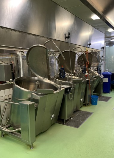 sihlquai340-produktion Blick in die Stadtküche: Containergrosse Kochtöpfe stehen aneinandergereiht im Raum.