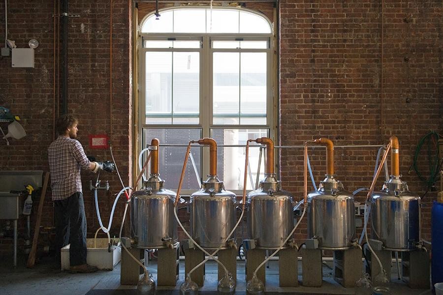 In der Abbildung wird ein Blick in die Whiskey Destillery auf dem Gelände des Brooklyn Navy Yard gewährt.