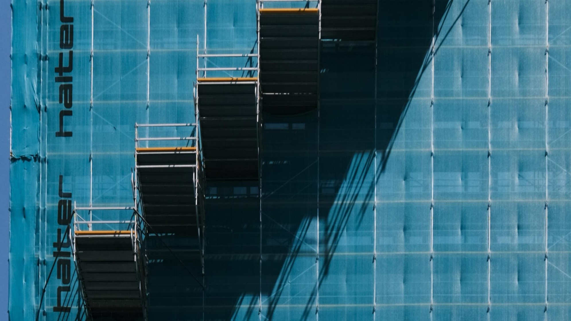 Fassade eines Gebäudes mit einem Baugerüst