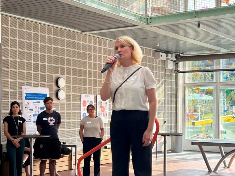 Gabriela Rothenfluh begrüsst auf der Bühne.