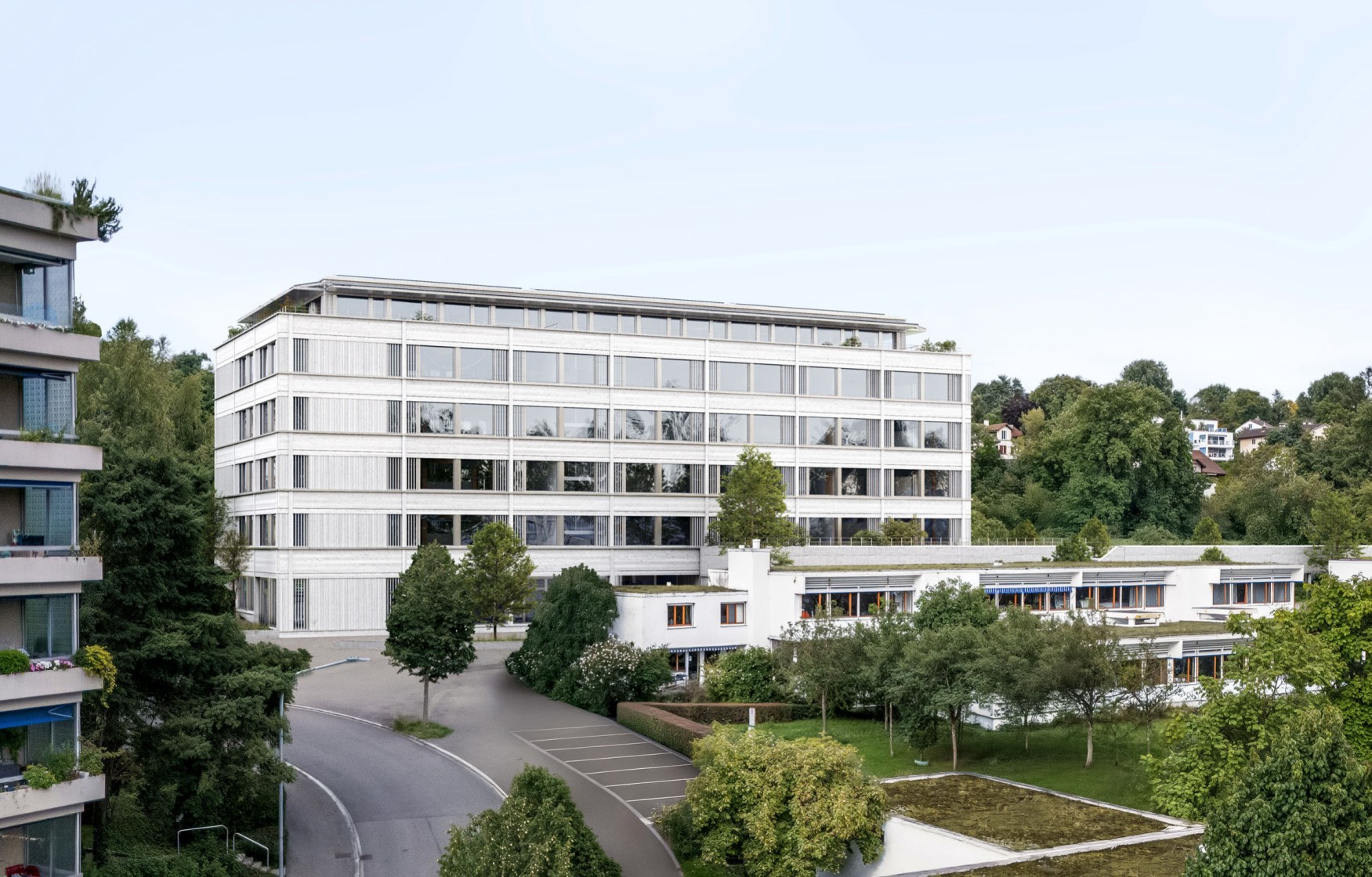 Moderner mehrstöckiger Schulhaus-Neubau in Blockform mit grossen Fenstern.