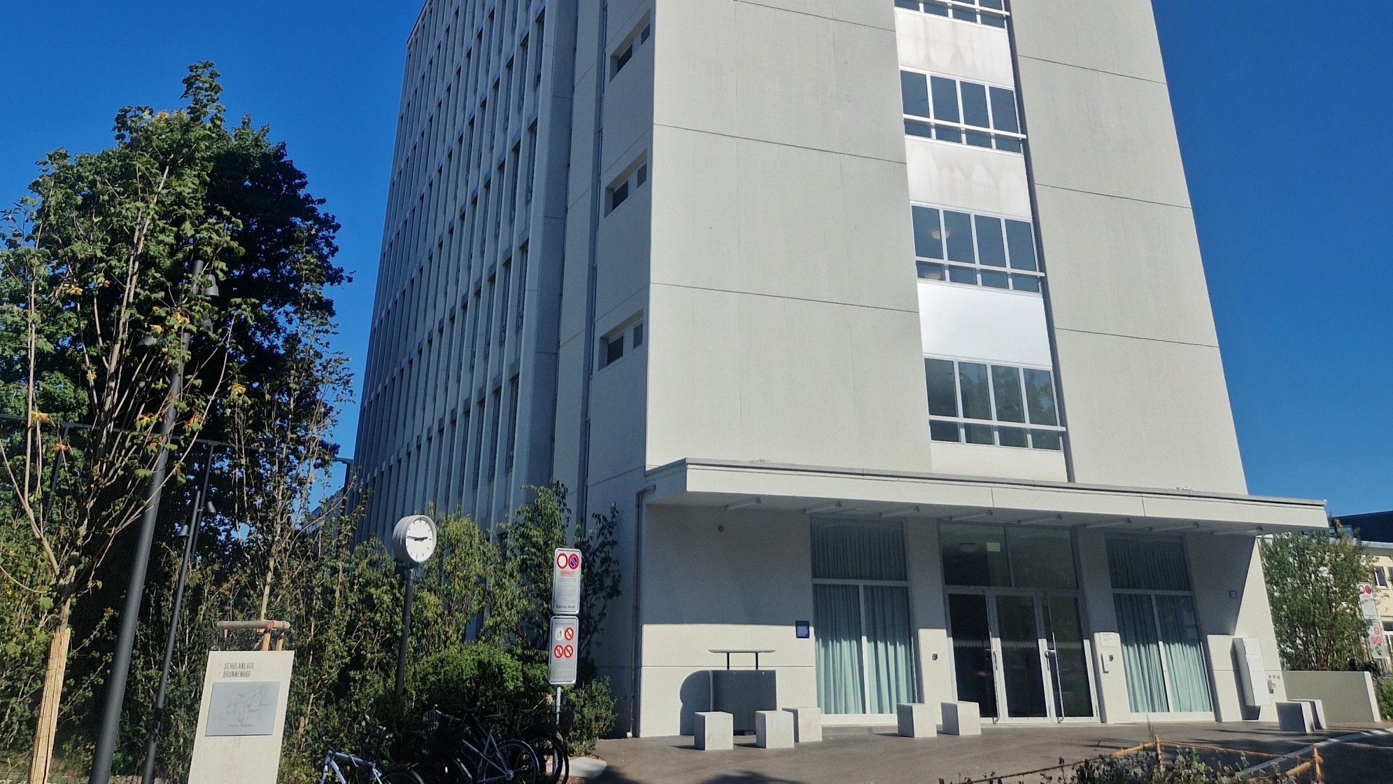Modernes Bürogebäude in Blockform, klar gegliederte Fassade, mehrere Stockwerke.