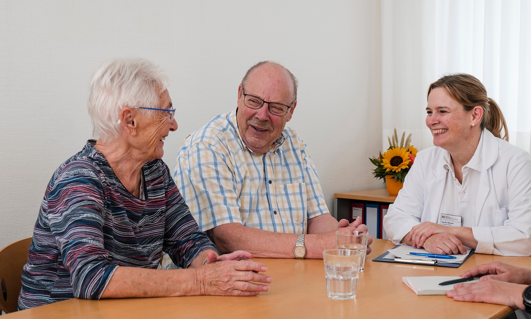 Ein Ehepaar bei einem Beratungsgespräch in der Memory Clinic Entlisberg