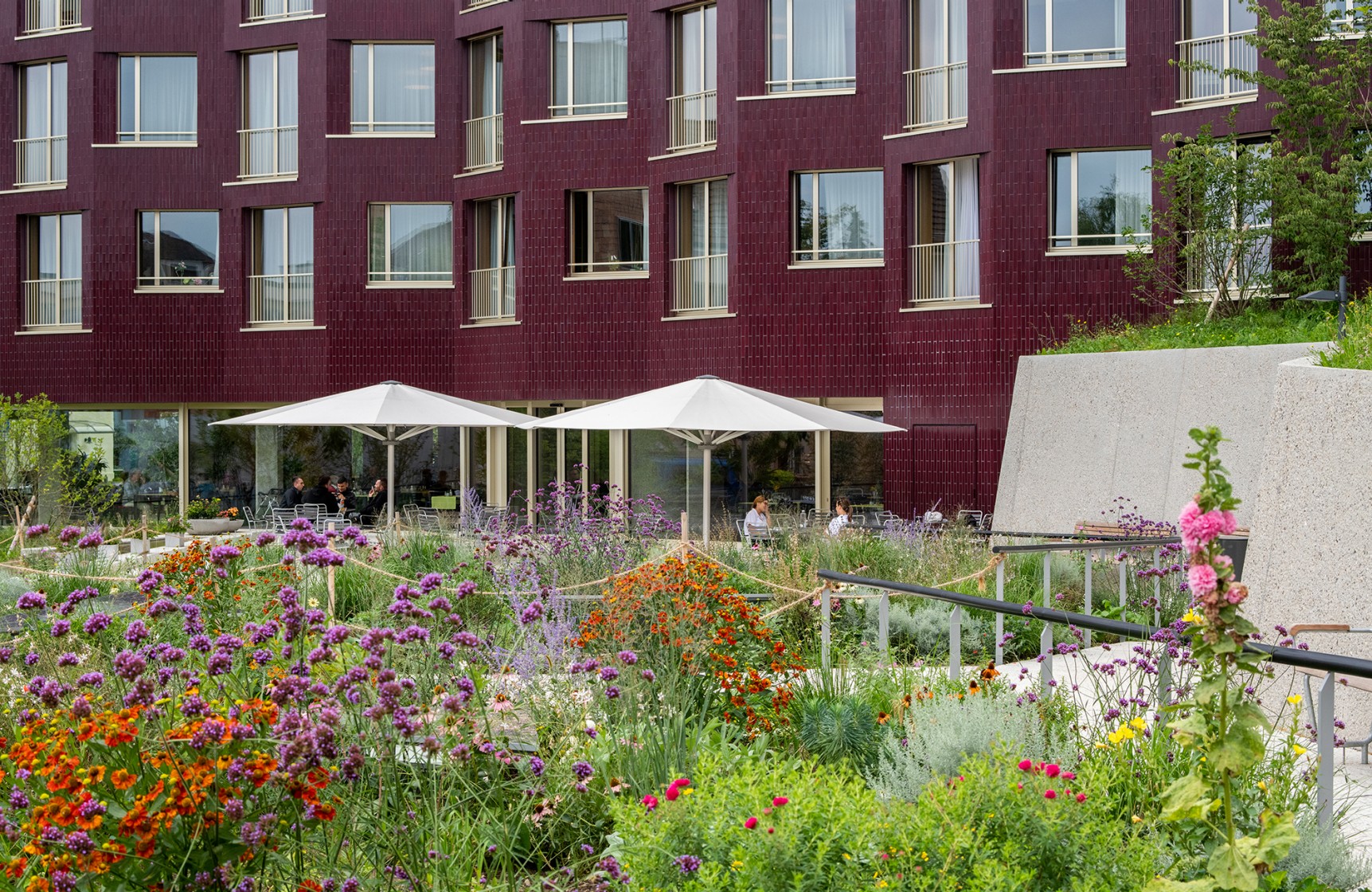 Aussenbereich des öffentlichen Restaurants Wyrot im Gesundheitszentrum für das Alter Trotte