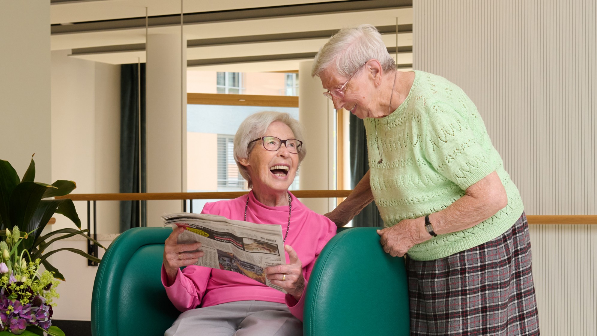 Bewohnende beim Zeitung lesen 