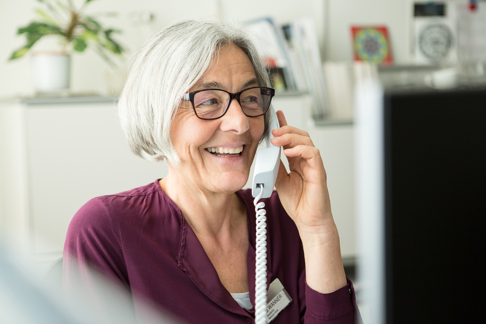 Mitarbeitende der Gesundheitszentren für das Alter am telefonieren.