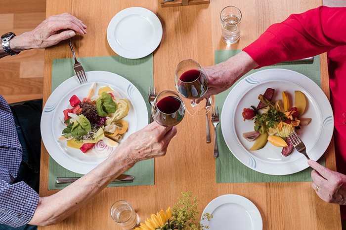 Zwei Personen beim Lunch, von oben fotografiert
