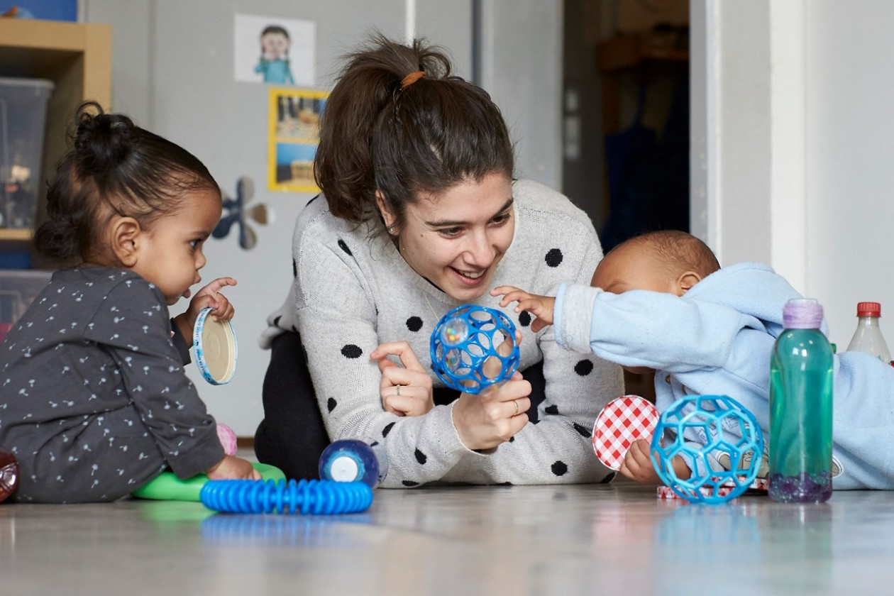 Säuglinge mit Fachperson des Kinderhaus Schwamendingen im Spiel 