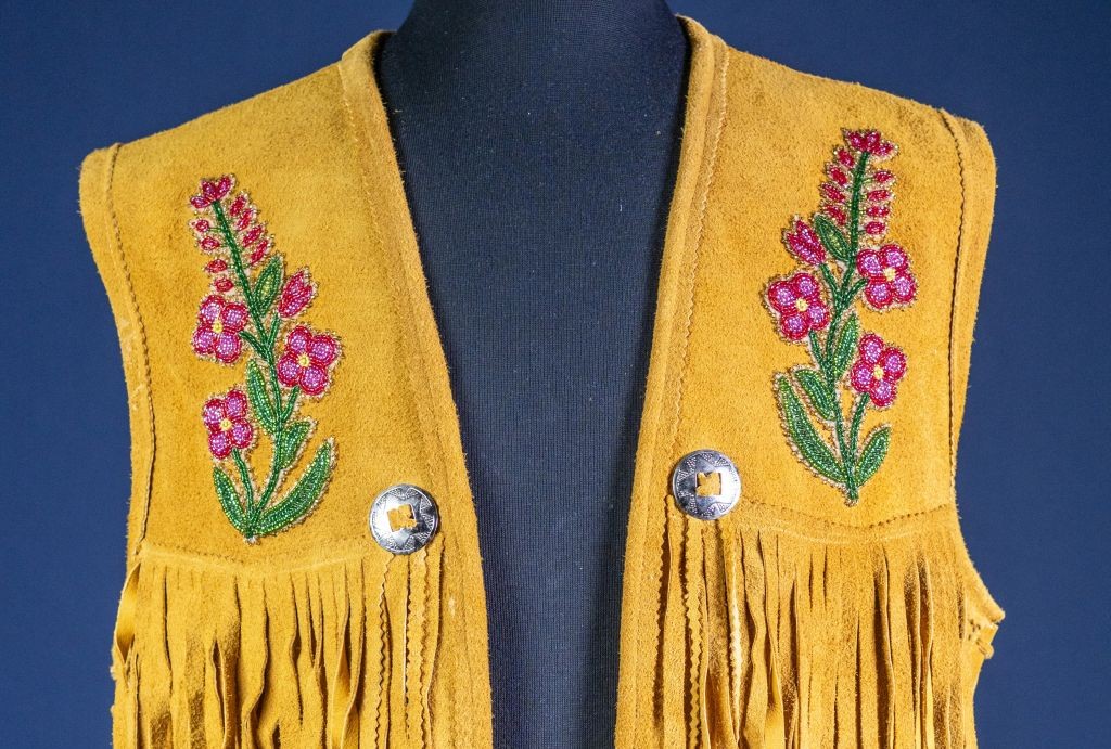 Graduation Regalia, Nevada Joe, 2020, © Yukon Arts Centre Weste: Elchleder, Glasperlen