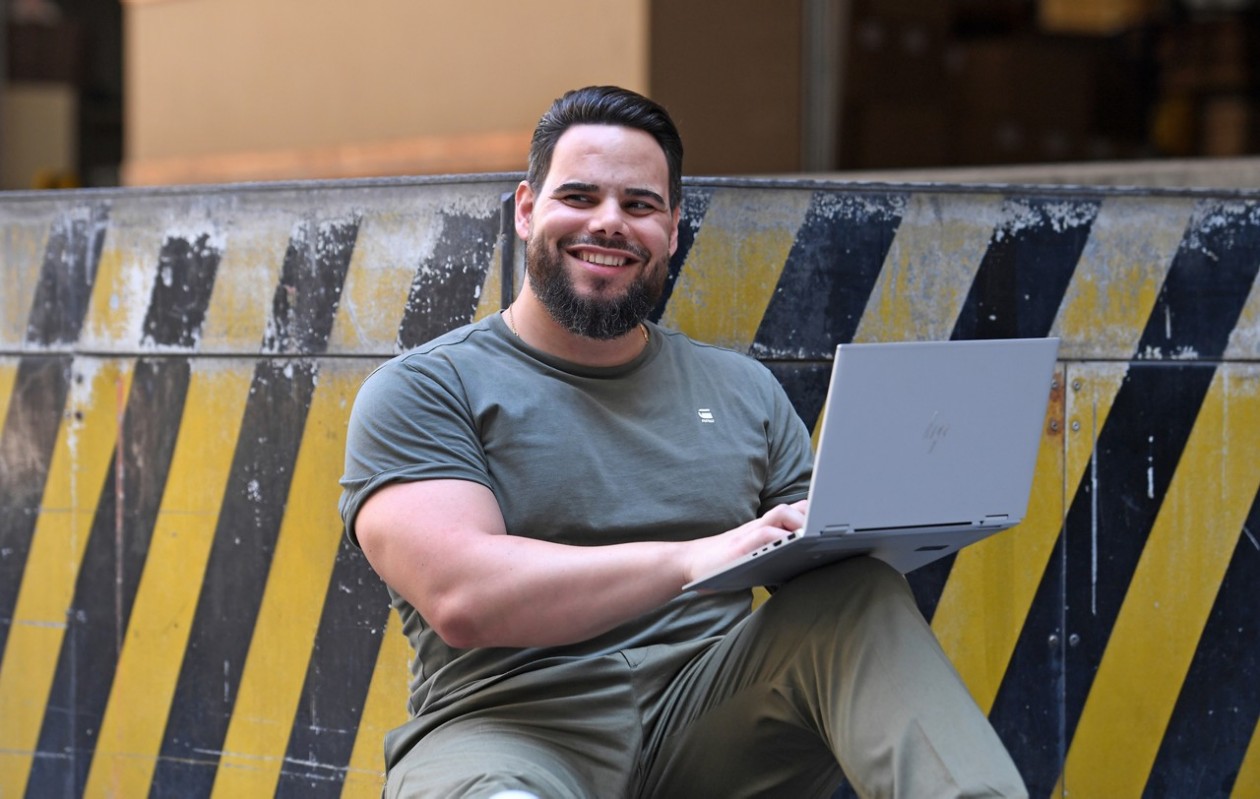 Studierender arbeitet im Freien am PC