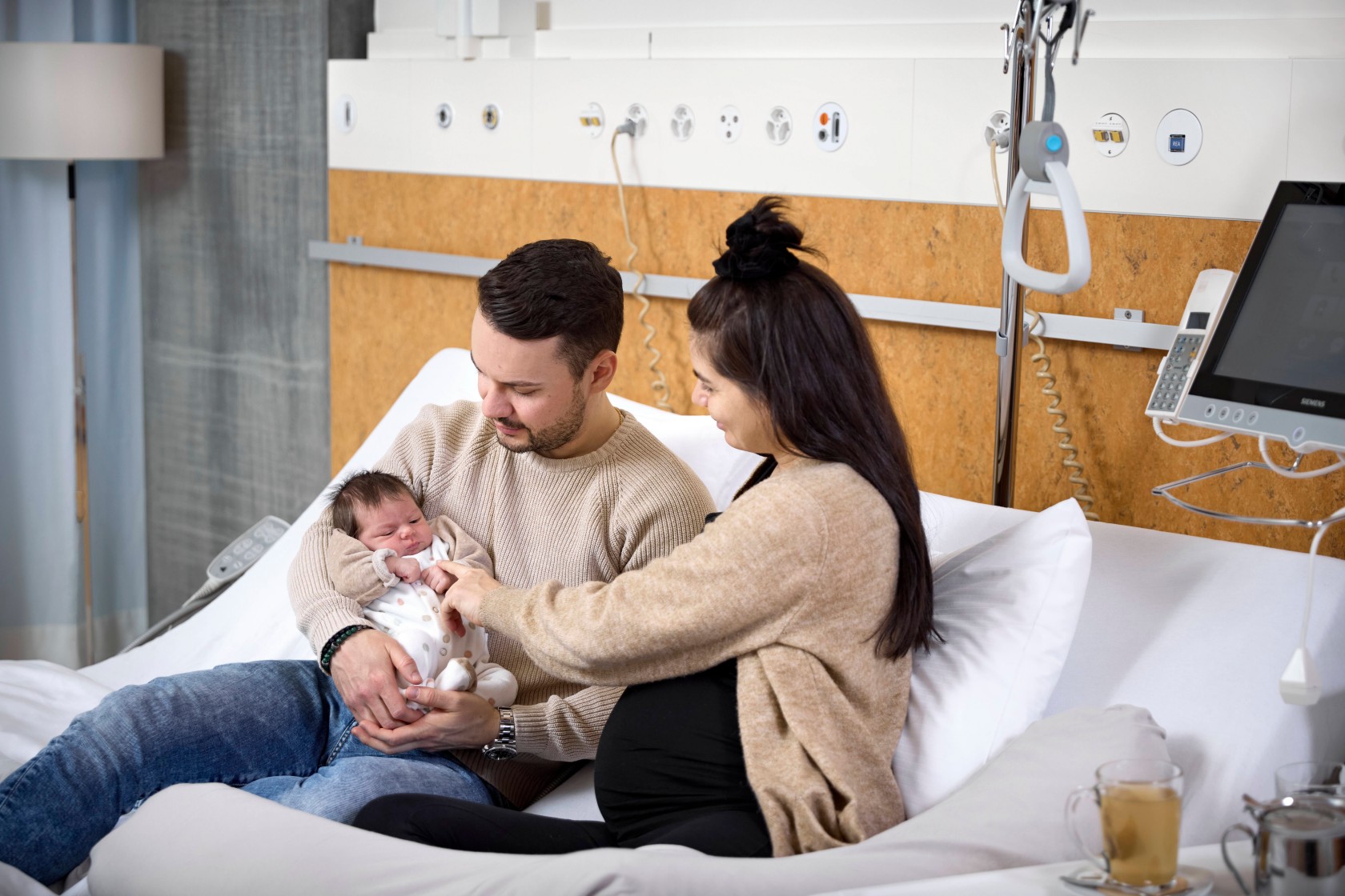 Konsultation Patientin mit Ärztin, Hintergrund mit Aussicht