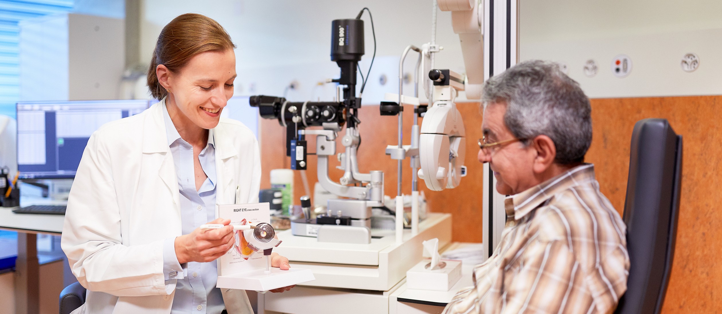 Ärztin mit Patient in der Behandlung
