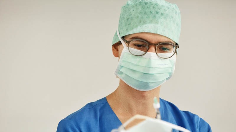 Ärztin mit Patient in der Behandlung