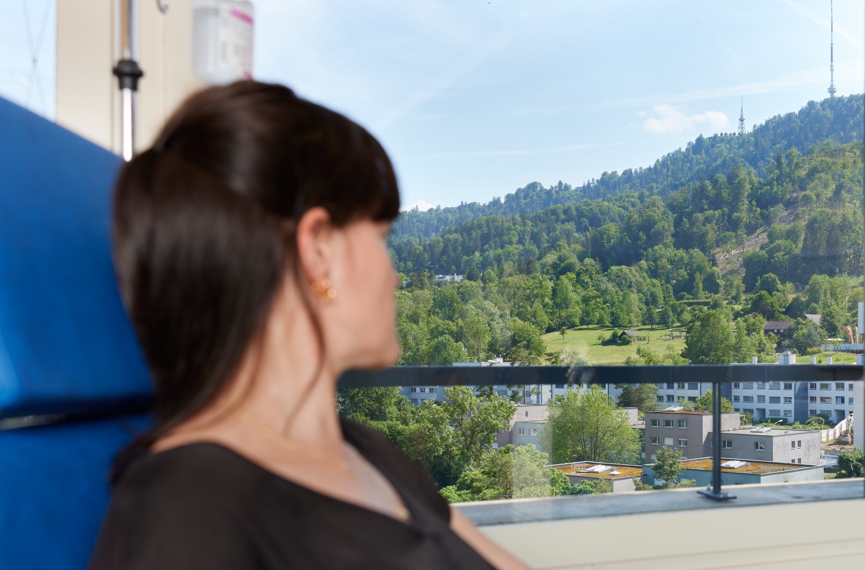 Dame in der Dialyse mit Aussicht auf den Uetliberg