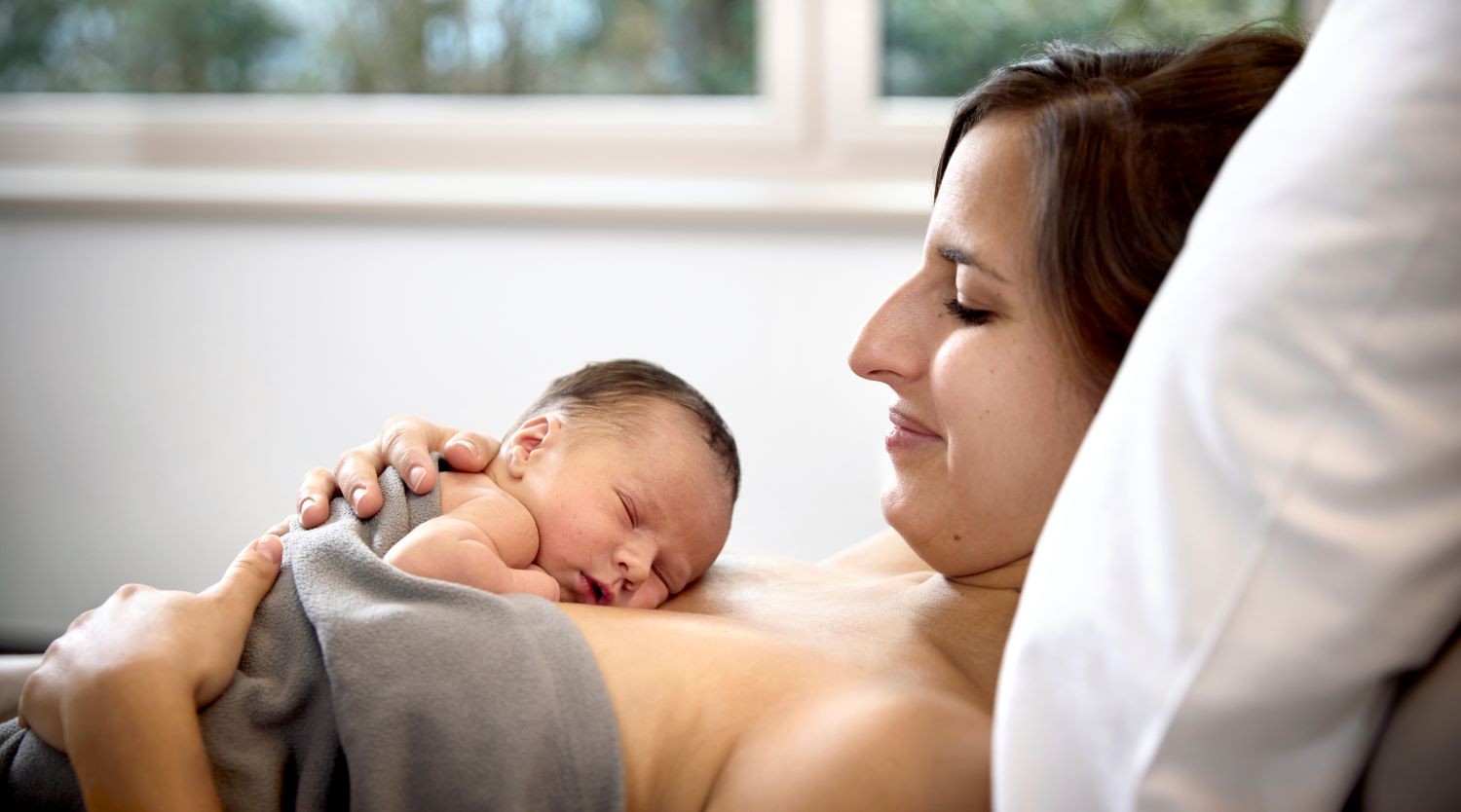 Baby auf der Brust der Mutter