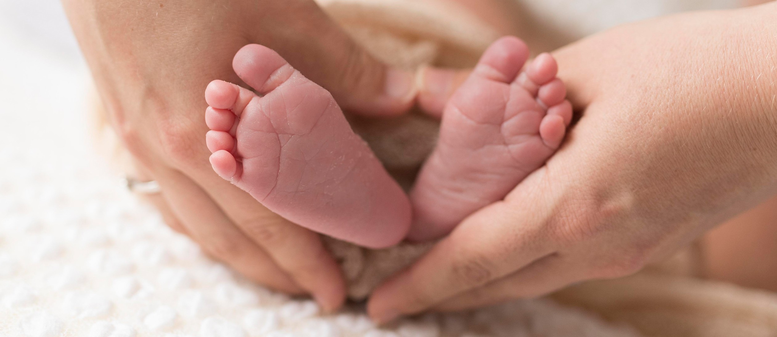 Füsse eines neugeborenes Baby