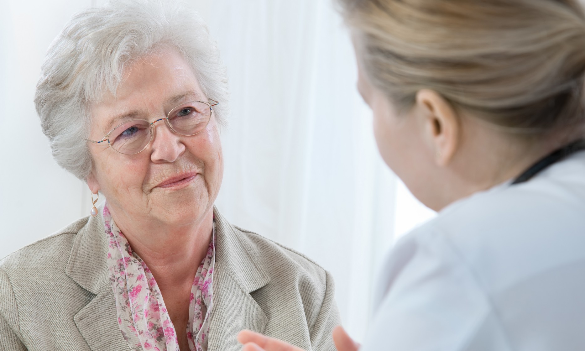 Seniorin mit Ärztin im Gespräch