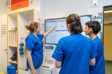 Team bespricht den Einsatzplan