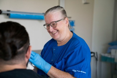 Gabriela Martini bei der Arbeit im Gipszimmer