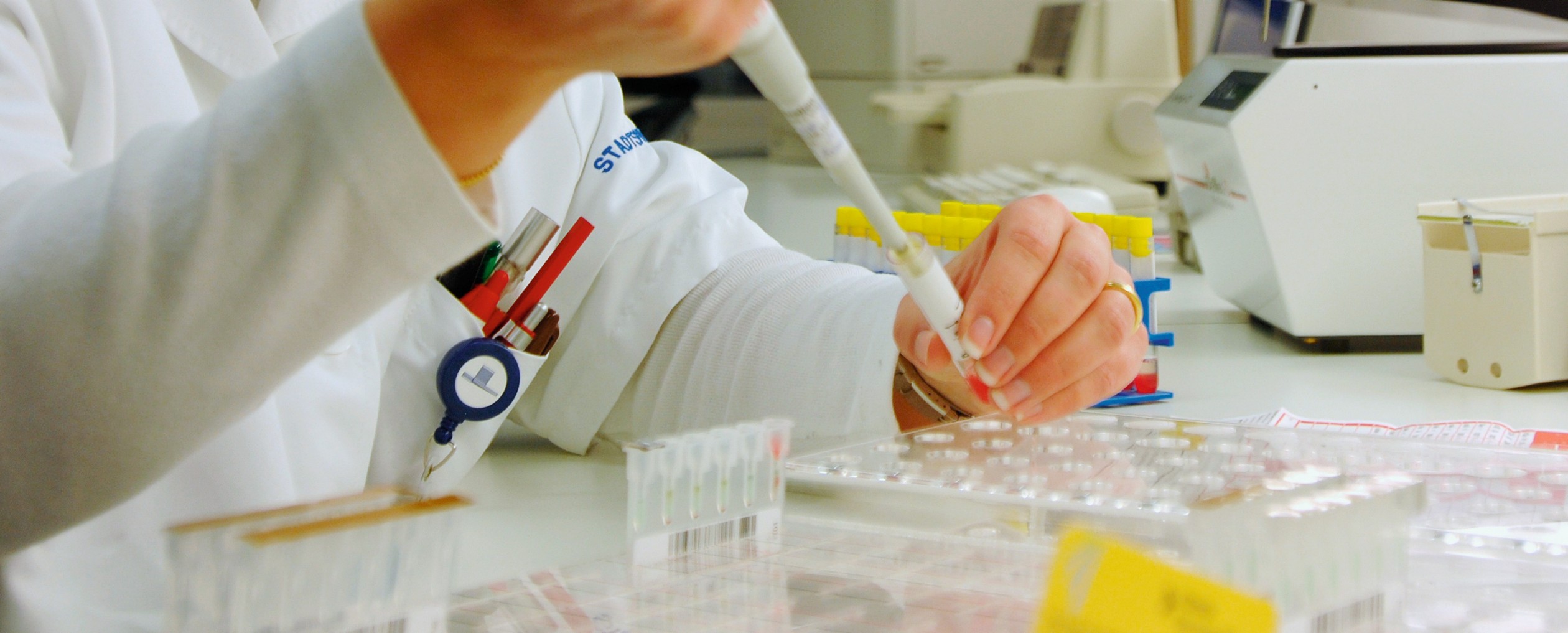 Laborantin auf der Arbeit mit Proben