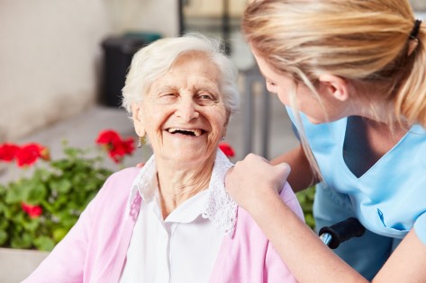 Senior Frau und fürsorgliche Altenpflegerin Senior Frau und fürsorgliche Altenpflegerin