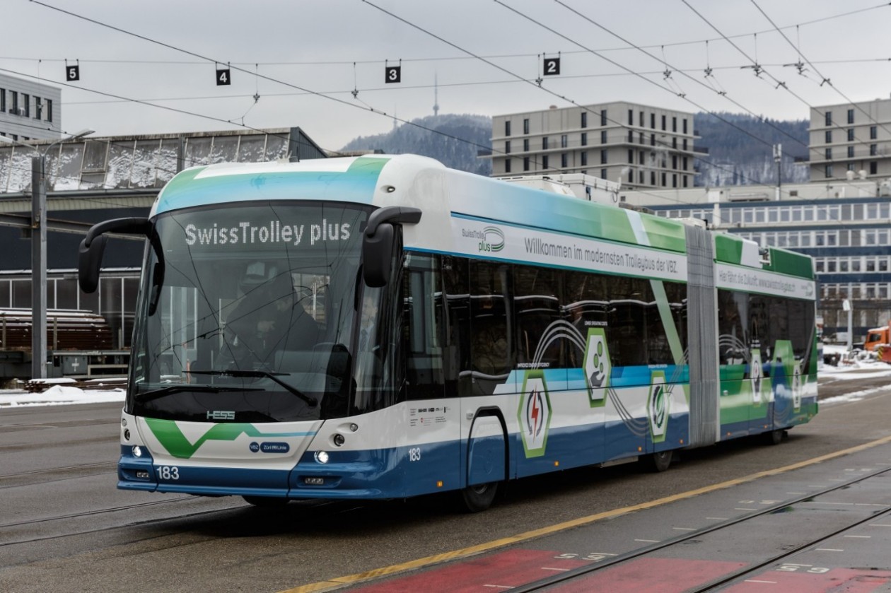 Trolleybus mit der Aufschrift "SwissTrolley plus" steht auf der Straße