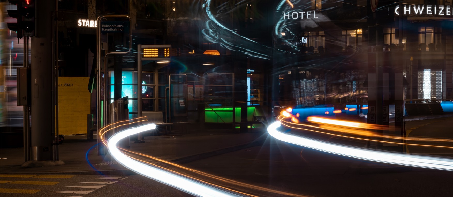 Langzeitbelichtung eines vorbeifahrenden Fahrzeugs bei Nacht