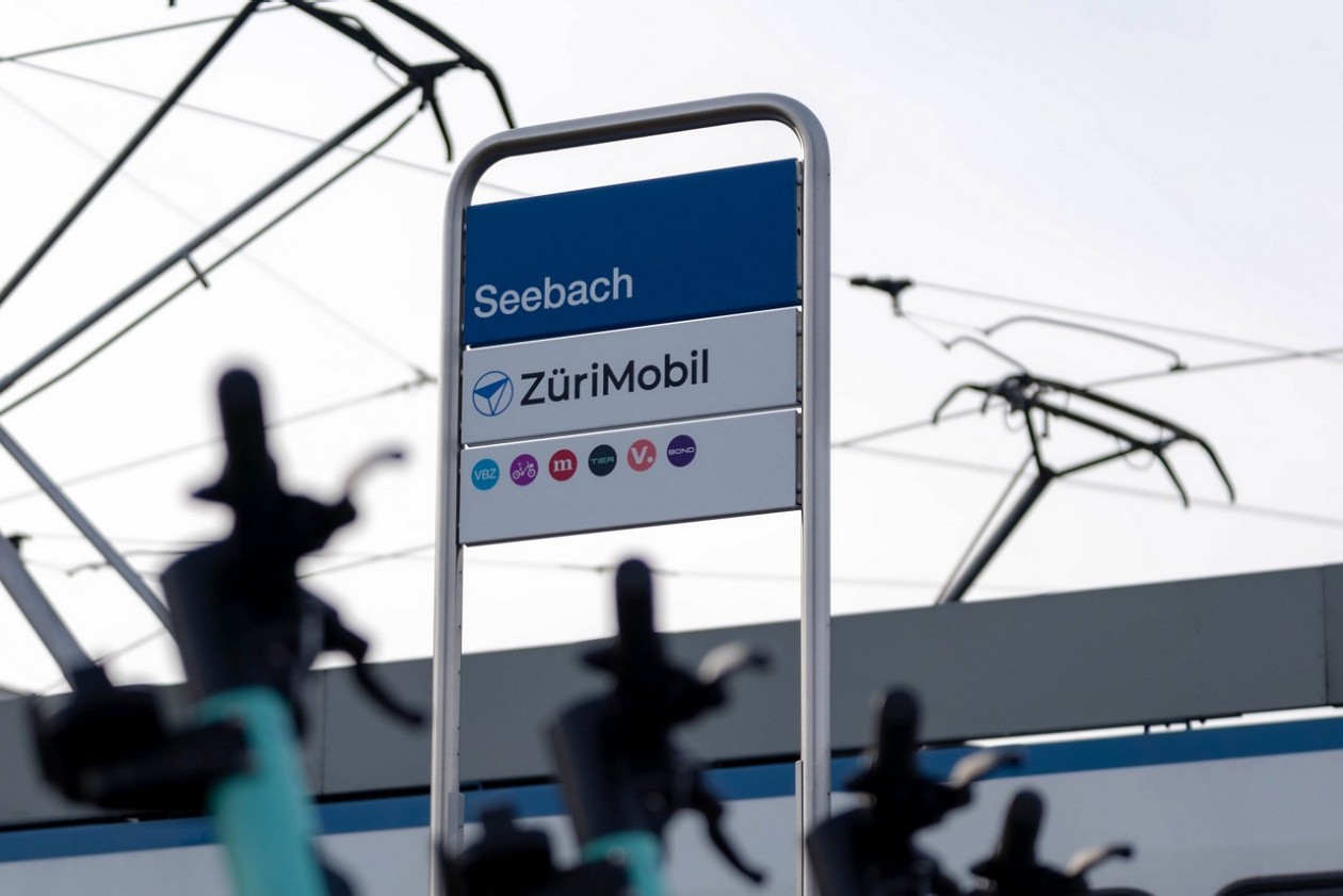Haltestellenschild mit Pictogrammen von weiteren Verkehrsmitteln für Fahrrad, E-Scooter
