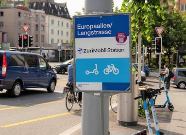 Europaallee/Langstrasse ZüriMobil Station Haltestelle um mit dem Fahrrad oder E-Scooter weiterzufahren