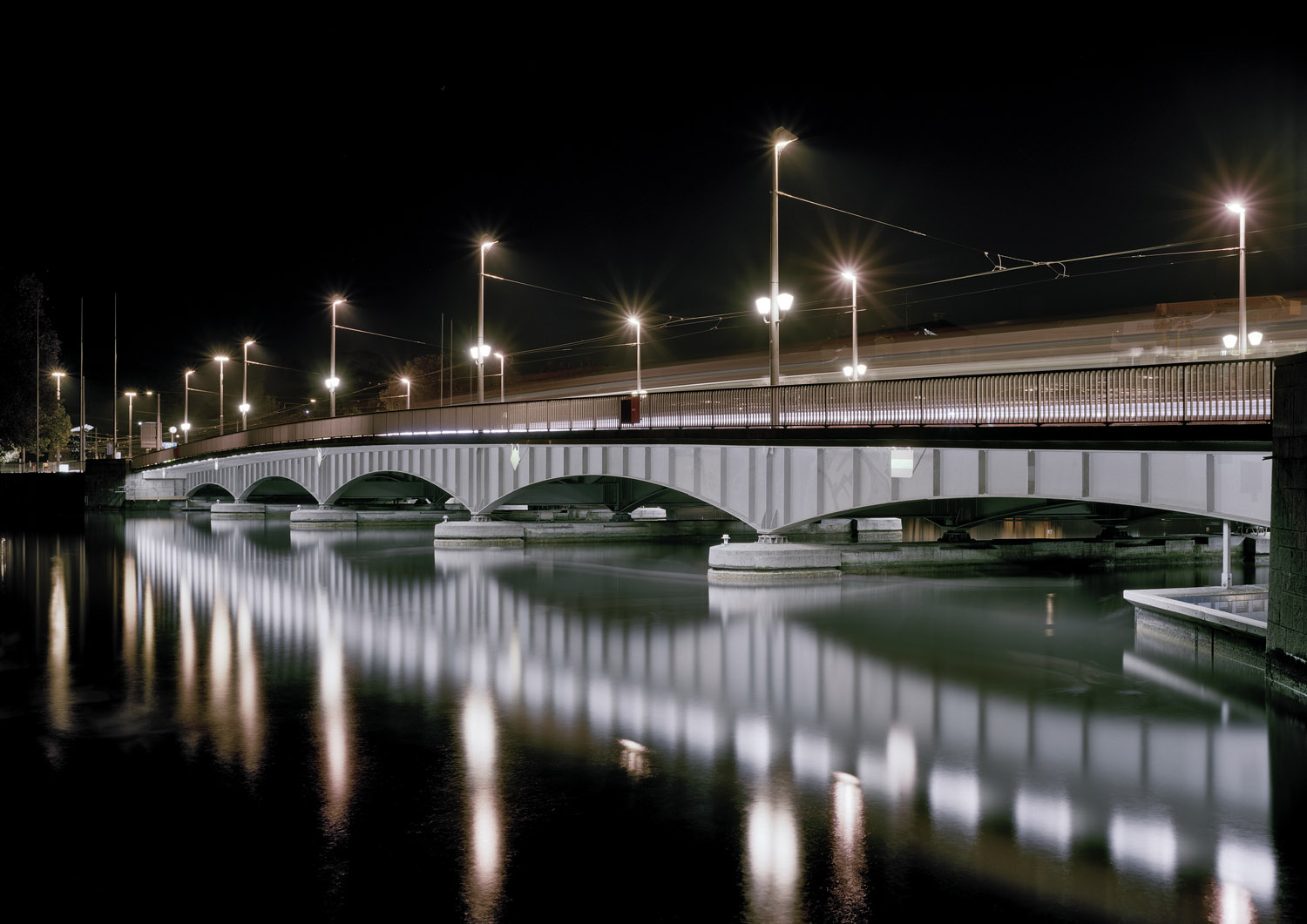 Quaibrücke bridge by night