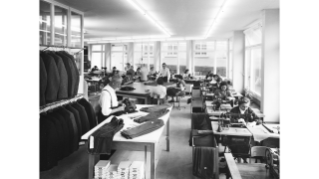 1958, Schneiderei im Geschäfts- und Fabrikationsraum der schweizerischen Manufakturisten an der Franklinstrasse 36 in Oerlikon