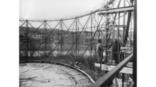 1935, Montage eines Gasometers in Schlieren durch die Escher Wyss AG im Industriequartier