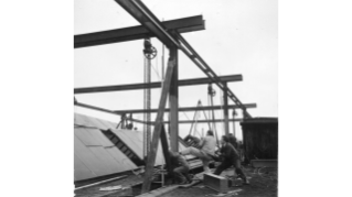 1948, Dachhebung der Giesserei der Escher Wyss AG im Industriequartier