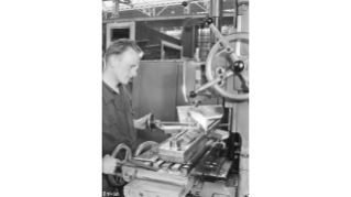 1951, Angestellter der Escher Wyss AG an einer Fräsemaschine im Industriequartier