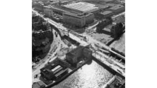 1969, Bau der neuen Hard- und Wipkingerbrücke im Industriequartier, im Hintergrund das Escher-Wyss-Areal