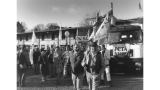1996, Streik der Gewerkschaft Verkauf Handel Transport Lebensmittel (VHTL) vor der Hürlimann Brauerei (Quelle: Sozialarchiv)